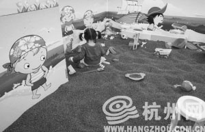 在决明子沙池中玩耍的孩子 