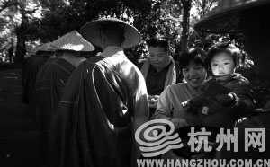 一年一度托钵行脚昨天举行 30余万元善款捐助“五水共治”