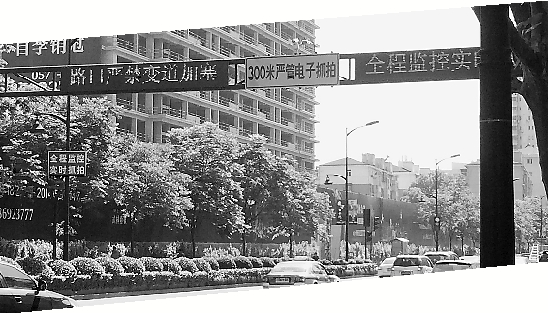 “升级版”300米严管区标识相当显眼。 “升级版”300米严管区标识相当显眼。