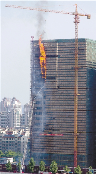 杭城闹市在建高层写字楼起火