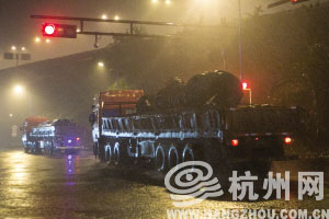 昨天凌晨 记者雨中目击几十辆半挂车违法上复兴大桥 