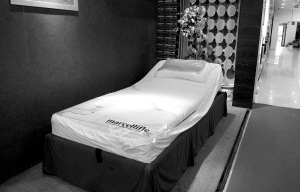 滨江第六空间大都会、华东家具精品馆、新时代广场各家店内的床垫产品琳琅满目,不同的床垫有着不一样的特性。眼花缭乱的床垫材质到底怎么分?选购时有哪些技巧?商报记者帮你一一解读。 滨江第六空间大都会、华东家具精品馆、新时代广场各家店内的床垫产品琳琅满目,不同的床垫有着不一样的特性。眼花缭乱的床垫材质到底怎么分?选购时有哪些技巧?商报记者帮你一一解读。