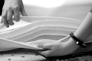 滨江第六空间大都会、华东家具精品馆、新时代广场各家店内的床垫产品琳琅满目,不同的床垫有着不一样的特性。眼花缭乱的床垫材质到底怎么分?选购时有哪些技巧?商报记者帮你一一解读。 滨江第六空间大都会、华东家具精品馆、新时代广场各家店内的床垫产品琳琅满目,不同的床垫有着不一样的特性。眼花缭乱的床垫材质到底怎么分?选购时有哪些技巧?商报记者帮你一一解读。