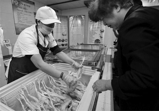 万寿亭农贸市场完成冷鲜禽交易区的改造,开卖冷鲜禽,市场冷鲜禽专卖部一共设有8家摊位,开张当天,冷鲜禽一律九折优惠销售。 万寿亭农贸市场完成冷鲜禽交易区的改造,开卖冷鲜禽,市场冷鲜禽专卖部一共设有8家摊位,开张当天,冷鲜禽一律九折优惠销售。