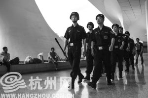 杭州火车东站，巡特警和派出所民警联合出警巡逻。