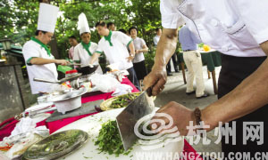 西湖边农家乐昨天比赛烧“茶菜”