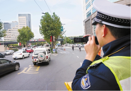 杭州1554个交通信号灯视流量调时 红绿灯如何不“抓狂”