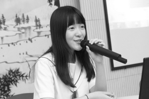 “星女郎”徐娇昨回母校谈美国高中生活 “星女郎”徐娇昨回母校谈美国高中生活