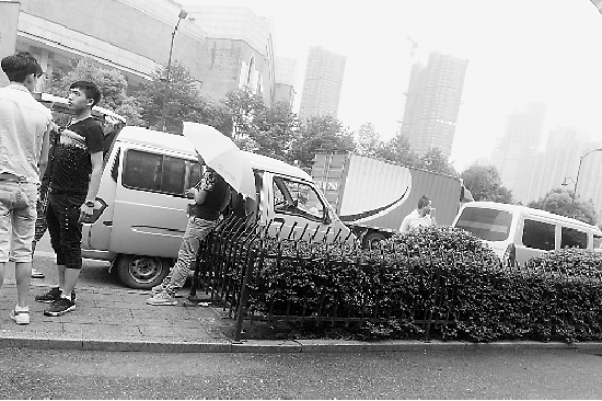 杭州庆春广场黑车泛滥顽疾难消