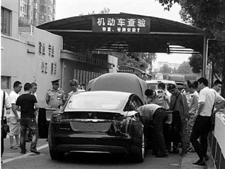 古墩路车管所昨天红了 杭城首辆上牌的特斯拉遭围观