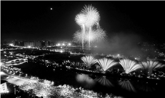 2009年中国杭州西湖国际烟花大会运河燃放区盛况。