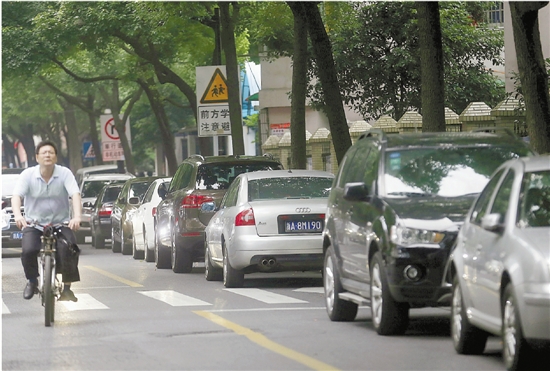 路边的车位上，总是停满了车子。