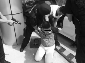 杭州警方破获两起特大涉枪贩毒案 共抓获毒贩93人 缴获毒品8.7公斤 杭州警方破获两起特大涉枪贩毒案 共抓获毒贩93人 缴获毒品8.7公斤