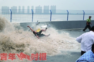 钱塘江大潮昨天卷走1人 今天的潮水今年以来最大 钱塘江大潮昨天卷走1人 今天的潮水今年以来最大