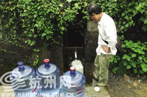 来打水的人,常带着好几个水桶。 来打水的人,常带着好几个水桶。