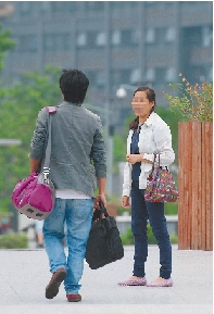 “黄牛”正在招揽旅客。 陈嘉澍 摄    