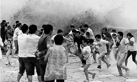 昨天是农历七月十七，钱江潮水在杭州下沙江堤掀起巨浪，吸引众多观潮市民。