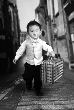 同事的儿子嘉禾，在2周岁时的一张照片中不经意流露出“左撇子”潜质。 