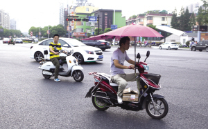 在街上也有不少撑着伞的电动车开来开去。