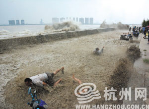 下沙七格江边，许多人都被潮水扑倒在地。