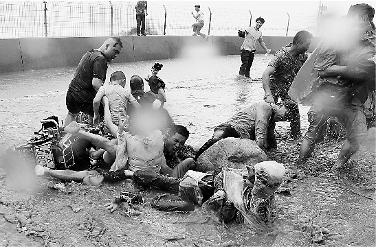 骑在摩托车上的一家三口在“鬼王潮”到来时意图躲避,但还是被拍翻在地狼狈不堪。 骑在摩托车上的一家三口在“鬼王潮”到来时意图躲避,但还是被拍翻在地狼狈不堪。