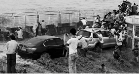 美女坝观潮点人群四处逃散。 美女坝观潮点人群四处逃散。