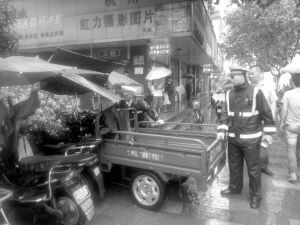 电动车非法加装遮阳伞，整治！环北市场是第一站，昨收缴遮阳伞22把