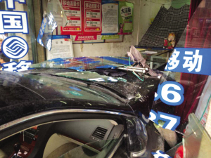 8年驾龄女司机一串错误动作把雷克萨斯开进路边手机店