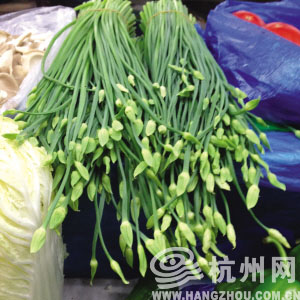 秋韭鲜嫩上市 山东人忙着包饺子 杭州人打算怎么吃?