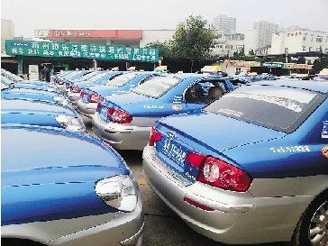 新上路的杭州双燃料出租车。 
