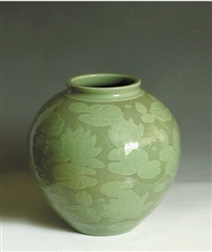 作品：越窑青瓷刻花瓶《荷塘月色》