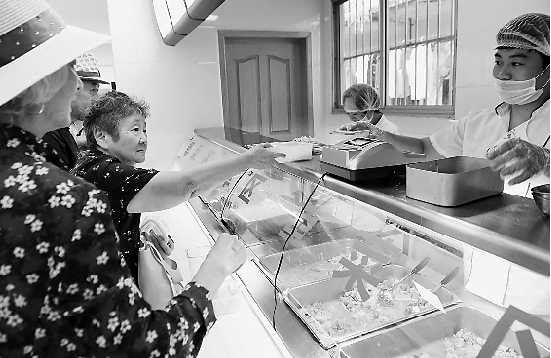 9月3日，杭州长庆街道王马社区，社区老年食堂受到老年人的欢迎。 