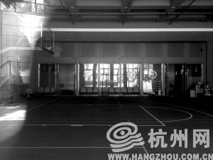 这可能是杭州最高档的小区篮球场 两年来却一直大门紧锁