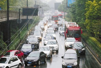 昨天上午8点半之前，环城北路上非常拥堵，公交车举步维艰。