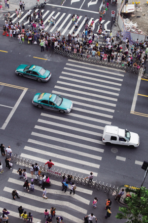 为防行人乱穿马路 杭州首次用上推拉闸门