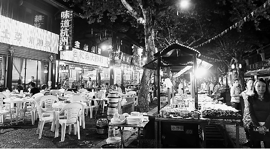 杭州街头雨水井成了小餐馆大排档的“垃圾桶”