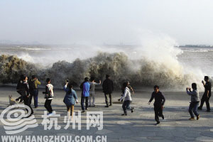 今明最低气温10-12℃ 你说要不要穿秋裤呢？