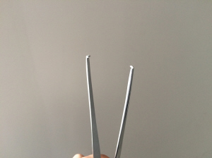 闸弄口案中的镊子,尖端是两个倒钩。 闸弄口案中的镊子,尖端是两个倒钩。