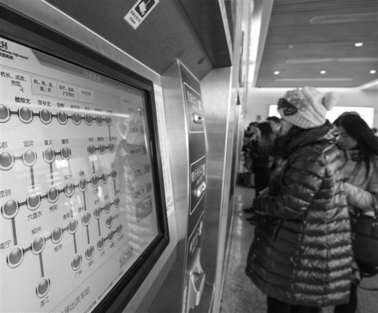 自助售票机显示的高铁线路图中，已经有了杭长高铁的线路。 陈嘉澍 摄 