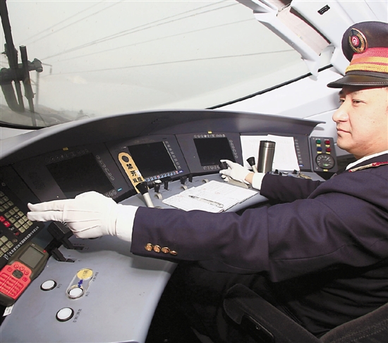 驾驶昨日G85次的司机赵兵，老家在福建，已经开了将近20年的火车。 