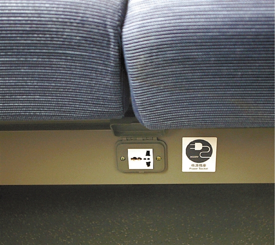 二等座座位的底下都有一个220V的电源插座。 