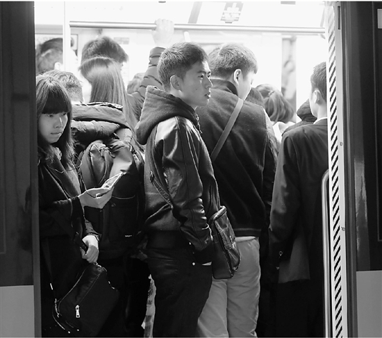 挤地铁的年轻人。 