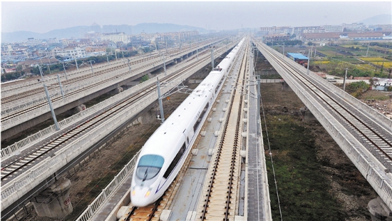 12月10日，G1403次高铁列车从杭州市萧山新塘铁路枢纽疾驶而过。 记者 吴元峰 摄
