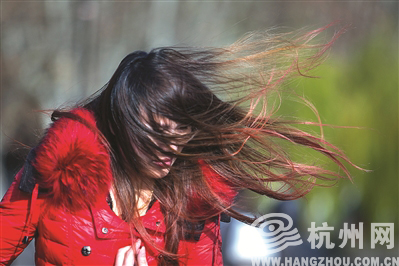 昨天下午，西湖边的风吹乱了姑娘的长发。 记者 陈中秋 摄