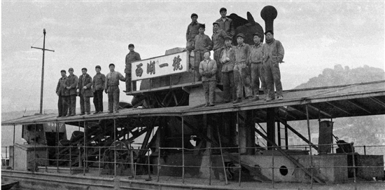 1954年春，刚刚下水的“西湖一号”挖泥船。盛国进 供图