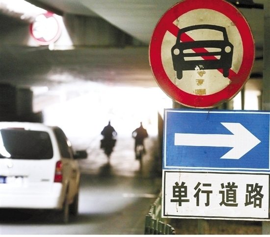 杭州中河高架体育场路至朝晖路段 非机动车道屡有机动车闯禁