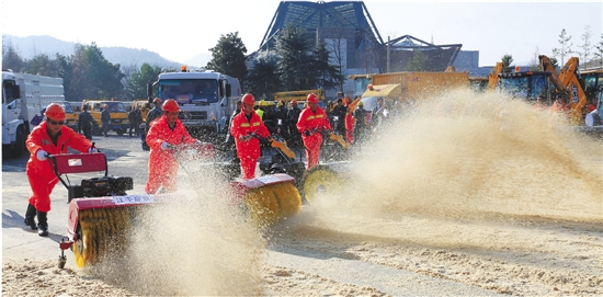 杭州举行防雪抗冻应急演练 50余辆清雪车 保证雪天不封道