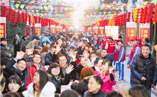 2月8日，杭州余杭区塘栖镇100多名外来民工参加古镇长街宴，感受第二故乡的温情。 记者 胡元勇 摄