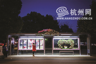 情人节前夕，宁波影都门口的公交车站玻璃窗内，有一个用上千朵仿真玫瑰拼成的爱心，很多路人停下拍照发到微信朋友圈。 记者 任烨 摄