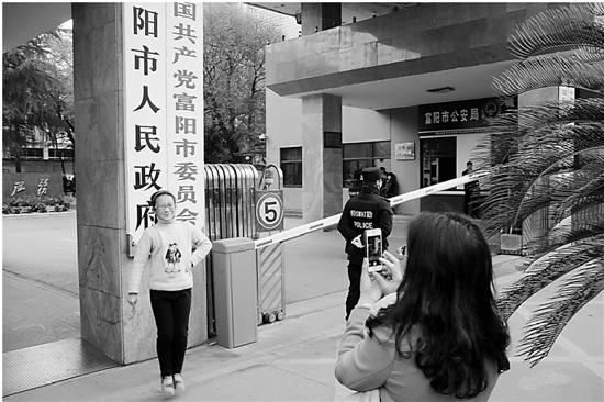 昨天，富阳百姓纷纷来到富阳市政府门口拍照留念。